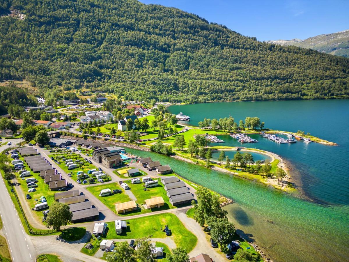 Mikkelparken Ferietun Hotel Kinsarvik Exterior foto